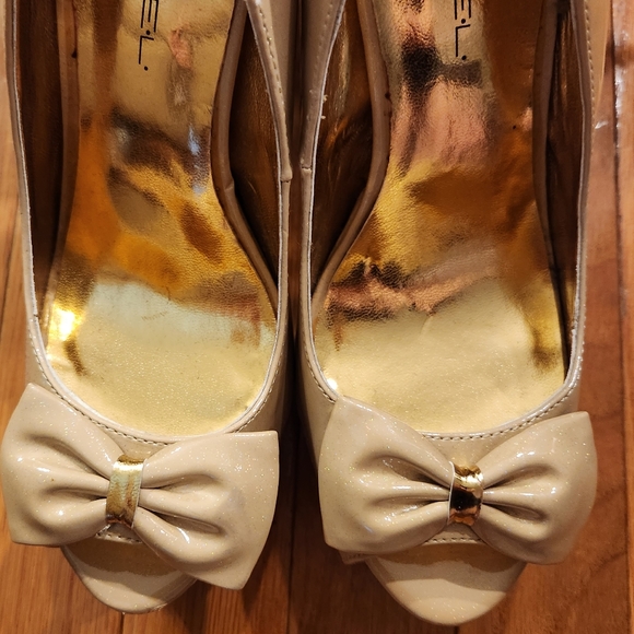 C. L.A.D.E.L. PEEP TOE HIGH HEELS IN BEIGE. - Picture 4 of 5